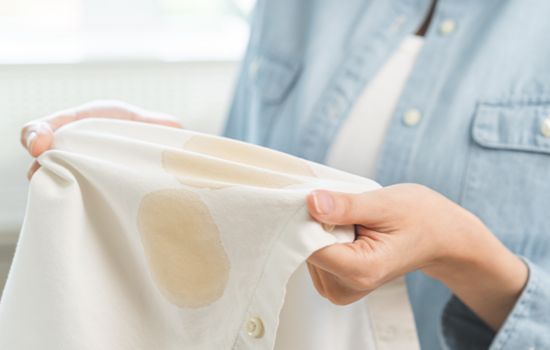 Spune la revedere petelor și recuperează-ți hainele rapid