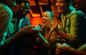 Convierte tu celular en el mejor escenario de karaoke