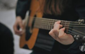 Belajar bermain gitar dari ponsel Anda